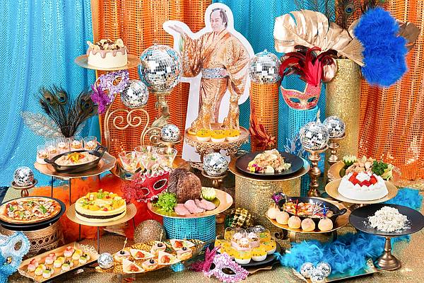 京王プラザホテル八王子の2階のレストラン＜ル クレール＞では、「マツケンサンバ ブッフェカーニバル～お腹いっぱい食べ明かそう・オレ！～」と題したブッフェが開催