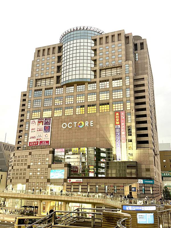 JR八王子駅から遊歩道(ペデストリアンデッキ)や地下道で直結する商業施設「八王子オクトーレ」の建物