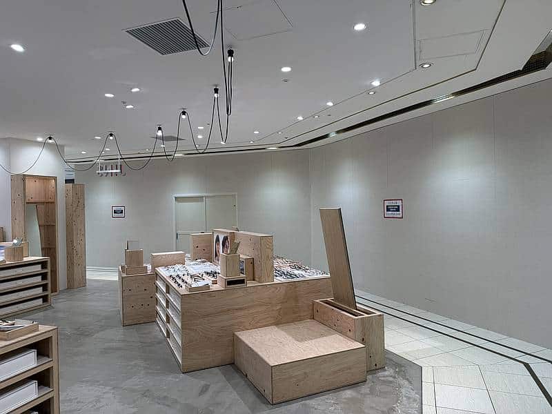 八王子オクトーレ2階に2025年12月8日にオープンするエクセルシオールカフェの出店準備中の様子