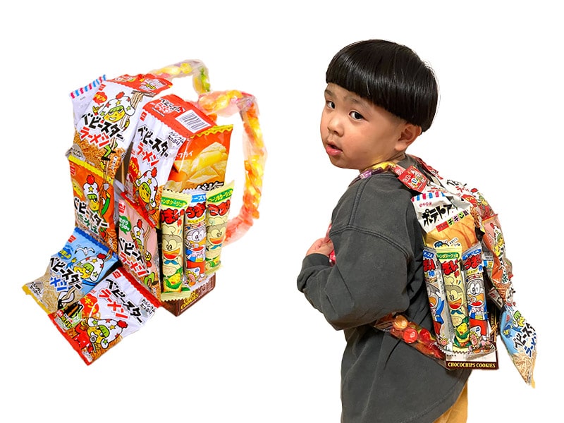 お菓子リュックづくりが4/5に八王子住宅公園で開催！お菓子を貼り合わせて作ろう_800