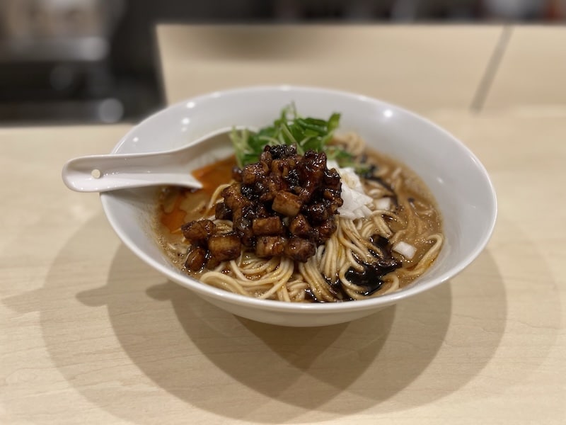 2026年5月30日(土)にJR西八王子駅前にオープンする担々麺専門の新店「濃厚担々麺 五香粉」で提供予定の担々麺