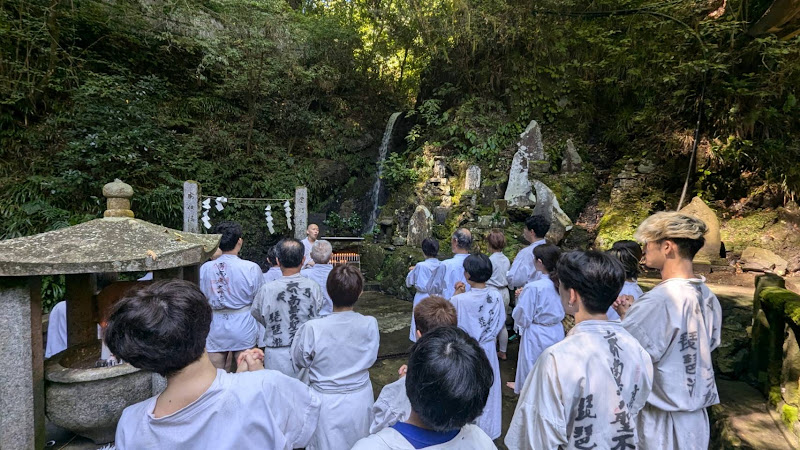 高尾山ウェルネスツーリズム水行体験が6/20に高尾山で開催！心身を清める特別な体験_800