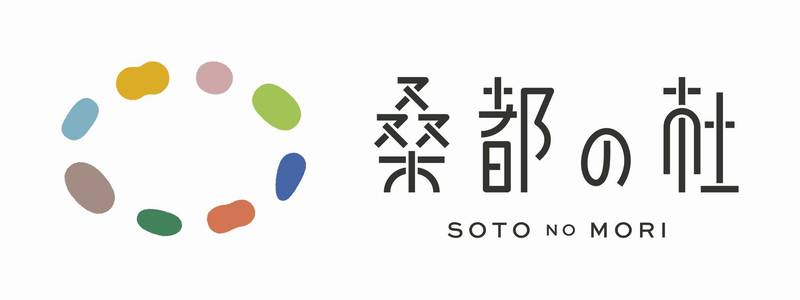 8色の繭を輪に並べた桑都の杜のロゴ。右に桑都の杜の文字とSOTO NO MORIの欧文が並ぶ