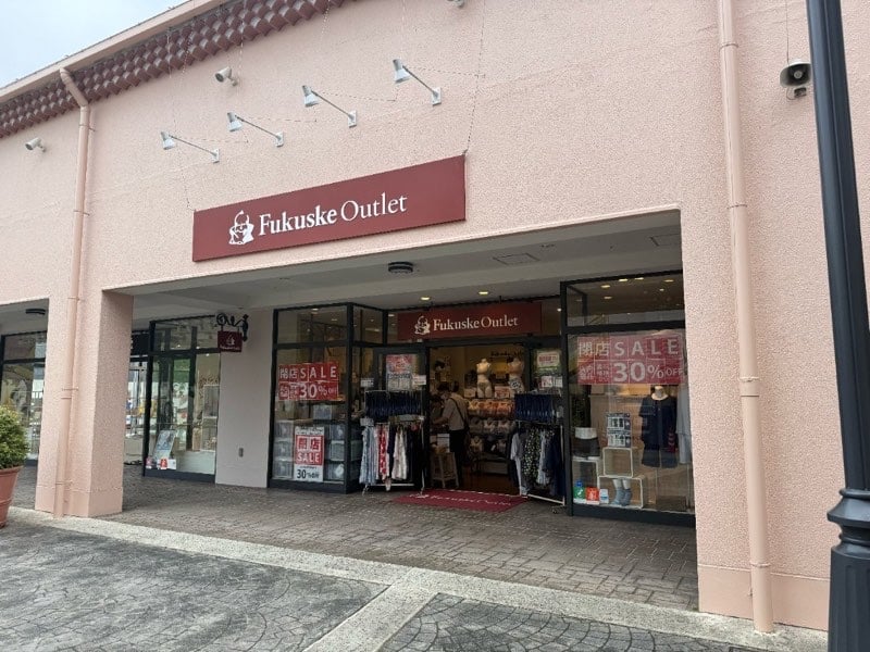 ファクトリーアウトレッツ1階のFukuske Outlet店舗外観。赤い看板の下にショーウィンドウがあり、閉店SALE 30%OFFの掲示とマネキンが見える