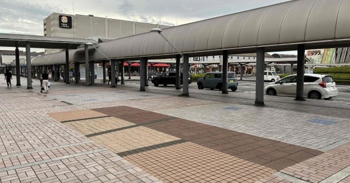 南大沢駅前の屋根付き遊歩道に置かれたベージュと茶色の舗装見本