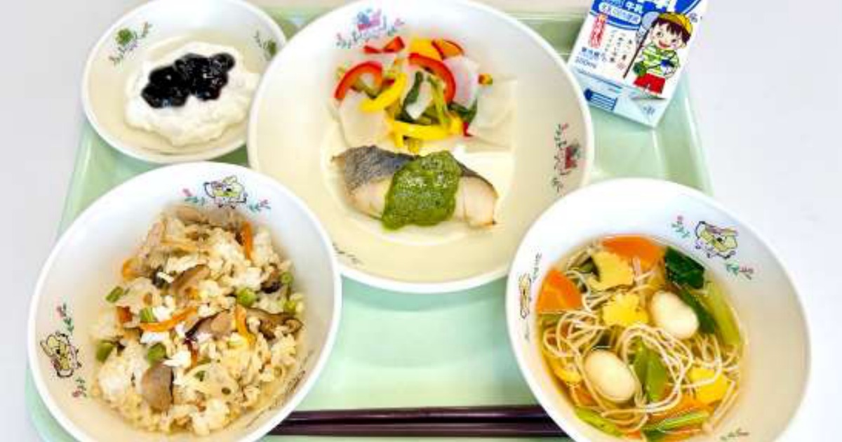 八王子市立由井第一小学校の応募献立「日本遺産献立 桑都御膳」。トレーに野菜入りの混ぜご飯、緑のソースをかけた白身魚と甘酢漬け、うずら卵と麺のお吸い物、ブルーベリーをのせたヨーグルト、牛乳が並ぶ
