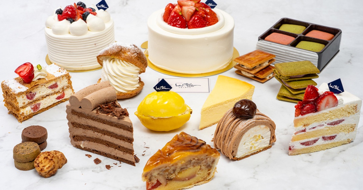 いちごのホールケーキ、モンブラン、チーズケーキ、レモン形のケーキ、ミルフィーユ、抹茶のサンドクッキーなどパティスリー ラ・クレアの洋菓子が大理石調の台に並ぶ